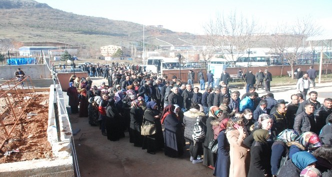 Tokat’ta geçici iş sahibi olmak isteyenler uzun kuyruklar oluşturdu