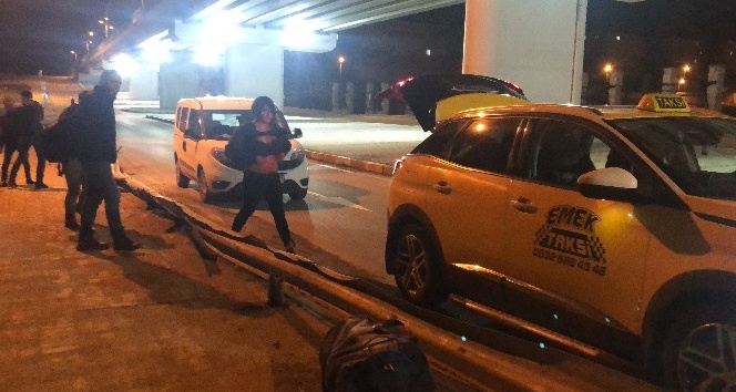 Bir kişiyi bıçaklayan travestiler, kendilerini çeken gazetecilere tepki gösterdi