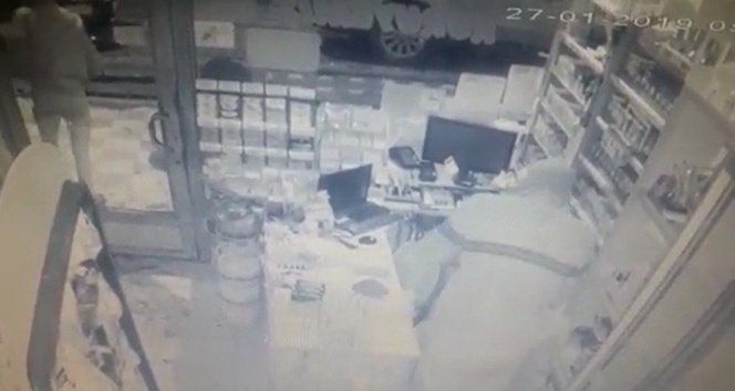 Alarm çaldı, büfeye giren hırsızlar kaçtı