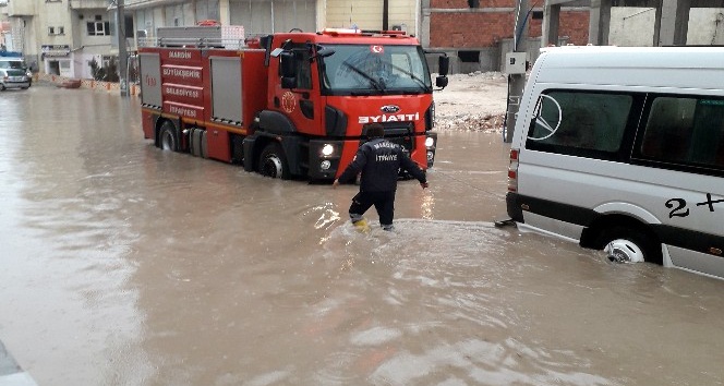 Midyat’ta evleri su bastı, araçlar suda mahsur kaldı