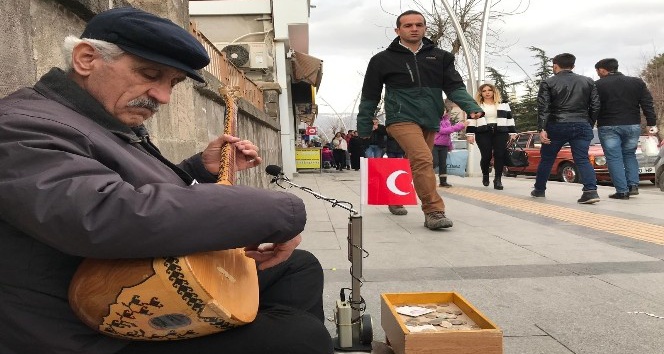 Düğünlerde ücretsiz sahne alıyor