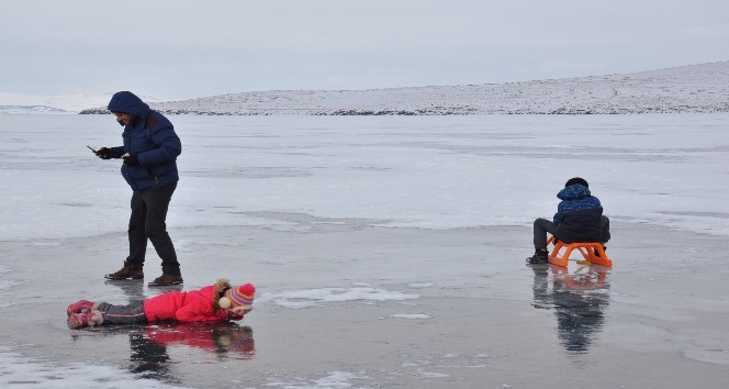 (Özel haber) Hayatlarında ilk kez buz gören çocuklar ne yapacağını şaşırdı