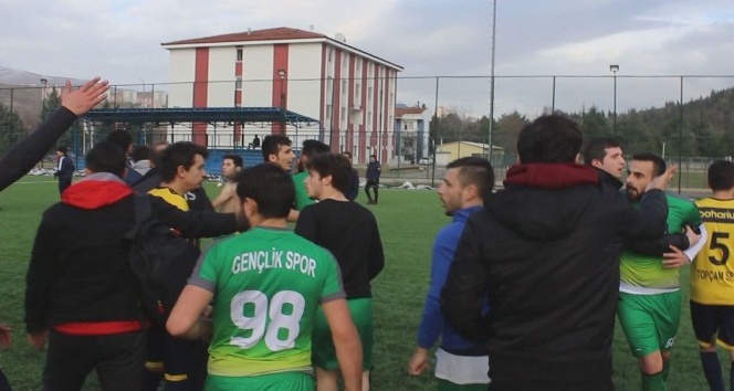 Maç sonrası başlayan sopalı kavga, biber gazı ile bitti