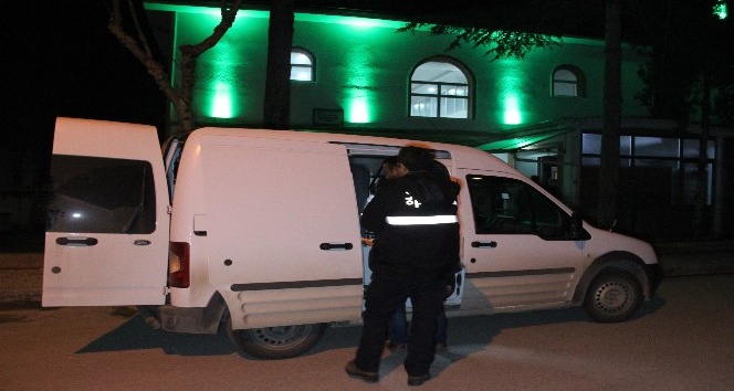 Hırsızlık için girdiği 5 camide imam odalarına zarar veren zanlı yakalandı