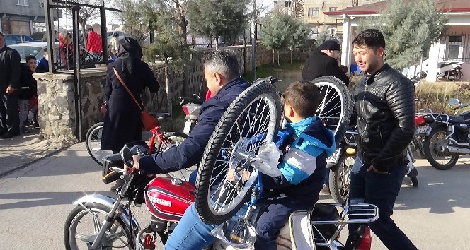 Bisikletini alan motosikletine yükleyip götürdü