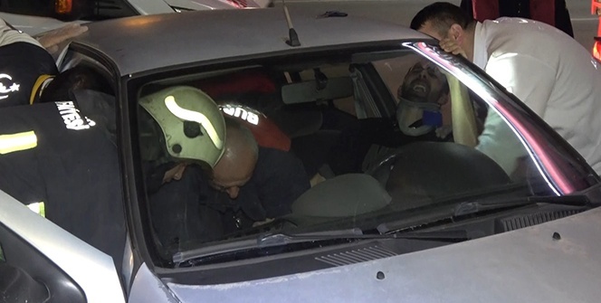 Bariyerlere saplanan otomobilde kurtarılmayı bekledi