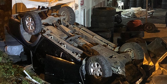 Kontrolden çıkan araç, oto lastik dükkanına uçtu