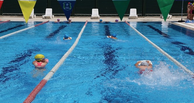 Büyükşehir’le 4 mevsim yüzme keyfi