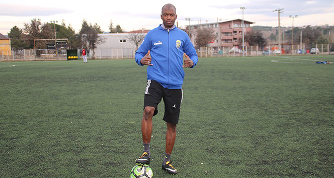 Gediz’de Afrikalı futbolcular ilgi odağı oldu
