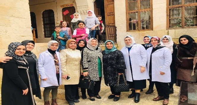 Protokol eşleri eğitim merkezindeki kadınlarla bir araya geldi