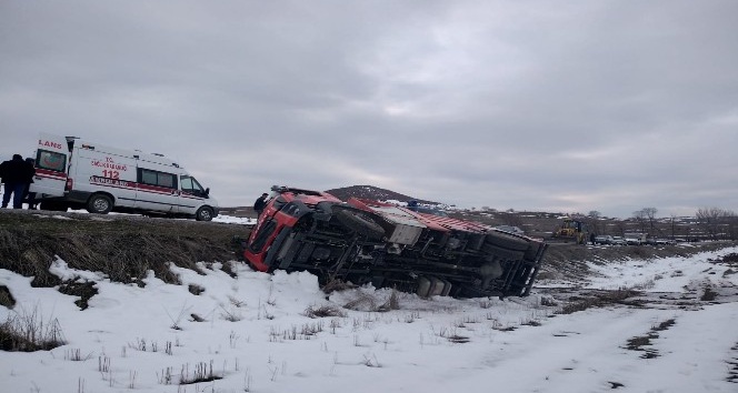 İtfaiye aracı şarampole devrildi: 2 yaralı