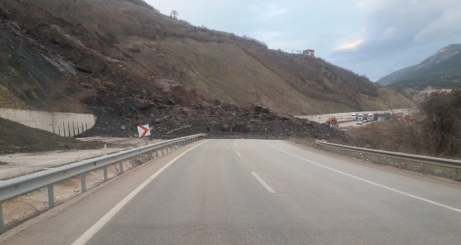 Tokat’ta heyelan D-100 karayolunu ulaşıma kapattı