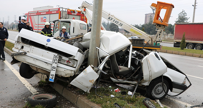 Aydınlatma direğine çarpan otomobil paramparça oldu: 1 ölü, 1 yaralı