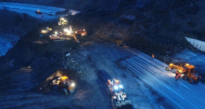 Heyelan nedeniyle kapanan yolun tek şeridi ulaşıma açıldı