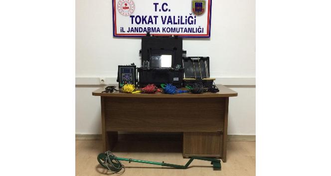 Dedektörlü kaçak kazıcılar jandarmaya yakalandı