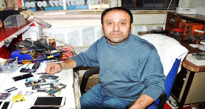 Şişen cep telefonu bataryası bomba gibi patladı
