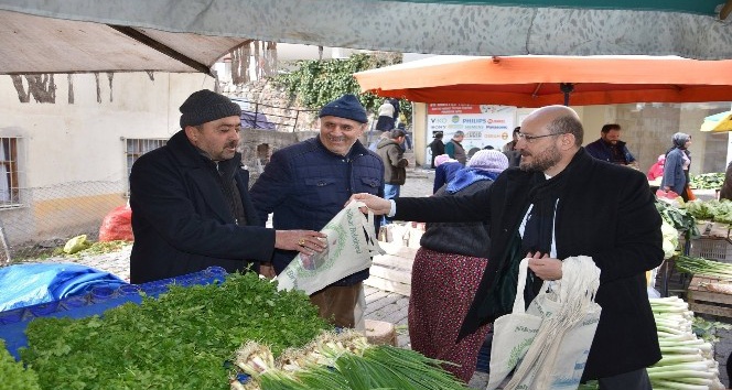 Başkan Özcan bez çanta dağıttı