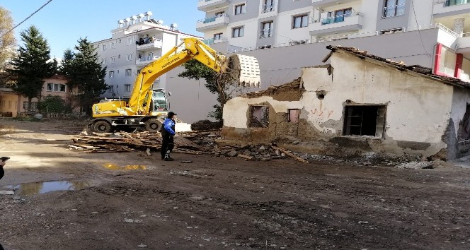 Osmaniye’de suçlulara yuva olan metruk binalar yıkılıyor