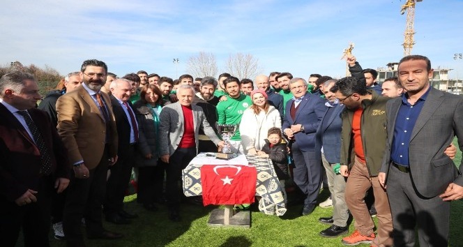 (Özel) Ünlü oyuncu Pelin Karahan eşinin de oynadığı takımın şampiyonluk maçını izledi