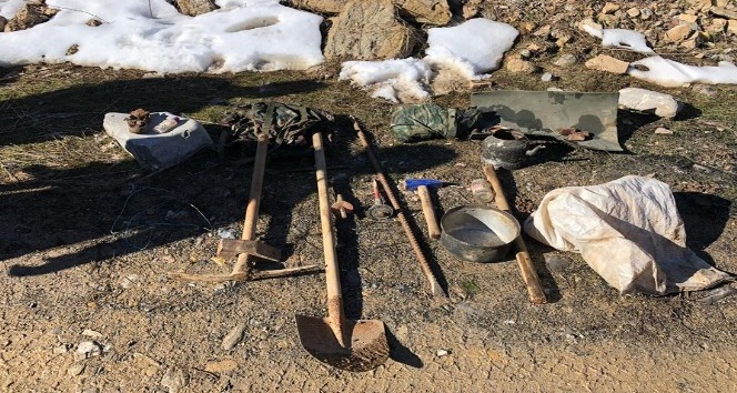 Teröristlerin kırsalda gizledikleri malzemeler jandarma operasyonu ile ele geçirildi