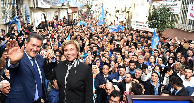 Mustafa Sarıgül, DSP bayraklarıyla gövde gösterisi yaptı