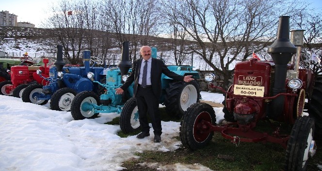 Fabrikalarının bahçesini nostaljik traktör müzesine çevirdiler