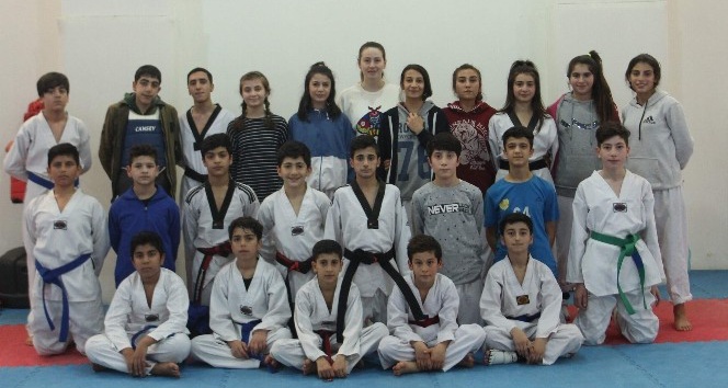 Siirtli taekwondocuların tek hedefi ay-yıldızlı bayrağı göndere çekmek