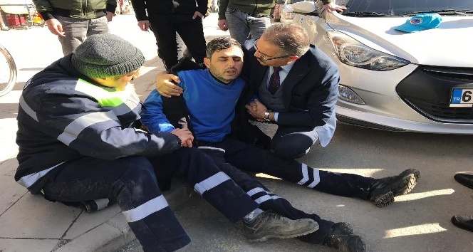 Belediye Başkanı ambulans gelene kadar işçisinin elini bırakmadı
