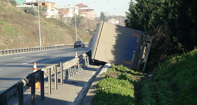 TEM’de kontrolden çıkan tır devrildi: 1 yaralı