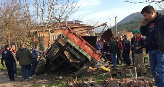 Bursa&#039;da traktör devrildi: 2 yaralı!