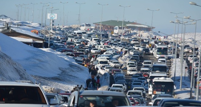 Erciyes Kayak Merkezi’ndeki trafik İstanbul trafiğini aratmadı