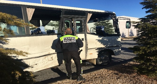İşçi servisi ile kamyon çarpıştı: 7 yaralı