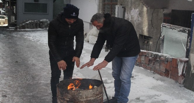 Ardahan’da inşaat işçilerinin soğukla mücadelesi