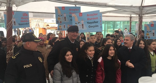 Trafikte yaya bilincinin oluşturulması projesinde yaya ve sürücüler bilgilendirildi