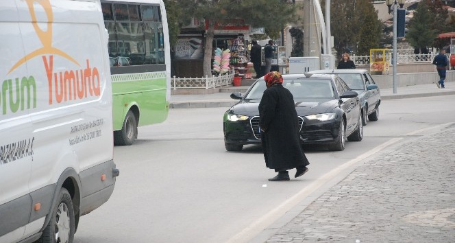 Yaya geçidini kullanmayan vatandaşlar objektiflere yansıdı