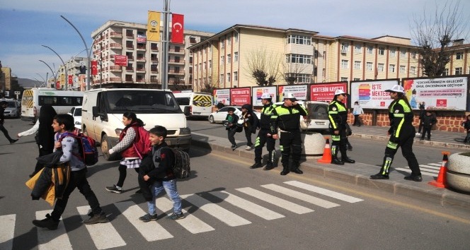 Cizre’de yaya öncelikli trafik uygulaması başlatıldı