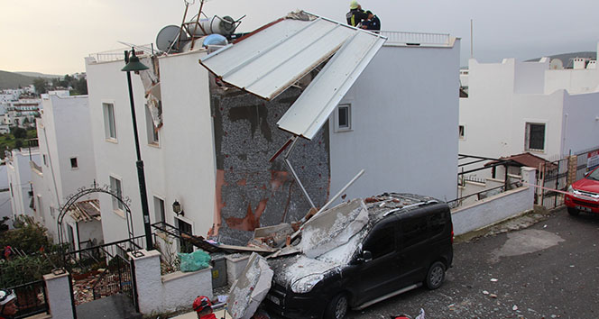 Bodrum’da korkutan patlama; beton bloglar araçların üstüne uçtu