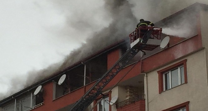Giresun’da apartmanın çatı katında çıkan yangın korkuttu