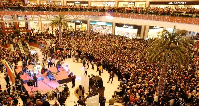 Şampiyonun ilk konserinde yer yerinden oynadı