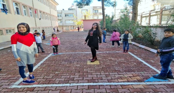 Üniversiteli öğrencilerden minikler için eğitici proje uygulaması