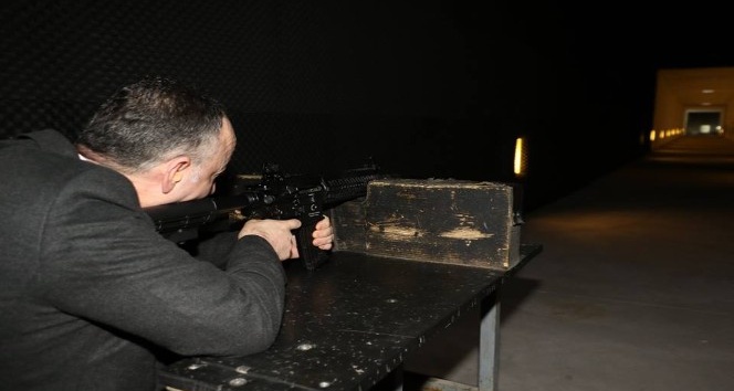 Başkan Saygılı, MPT-76 ile atış yaptı