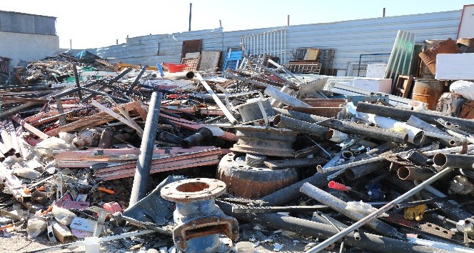 Suriyeli sığınmacılar hurda satarak geçimlerini sağlamaya çalışıyor