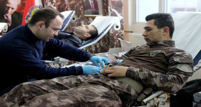 Polisler bu sefer ‘can’ kurtarmak için ‘kan’ verdi