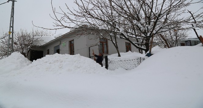 Tunceli’de kar yağışı ve tipi 104 köy yolunu ulaşıma kapattı