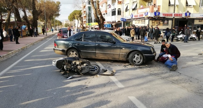 Otomobille motosikletin çarpıştığı kaza araç kamerasına yansıdı İhlas Haber Ajansı