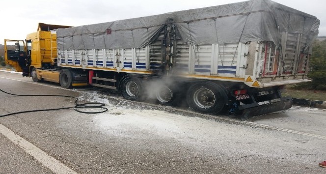 Kırıkkale’de seyir halindeki tırın lastikleri alev aldı