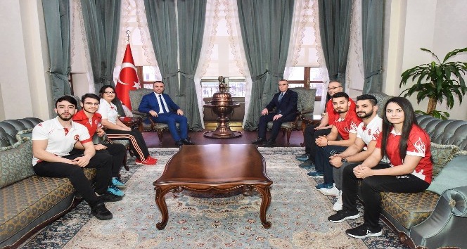 Mille sporcular Vali Soytürk’ü ziyaret etti