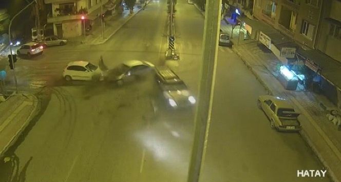 Hatay’da trafik kazaları şehir polis kameralarına yansıdı