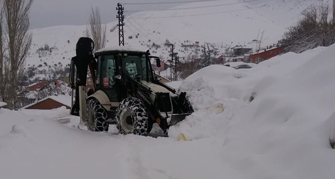 Tunceli&#039;de kar 147 köy yolunu ulaşıma kapattı