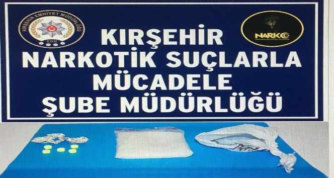 Otomobilin içerisinde gizli bölme yapıp uyuşturucu saklamışlar